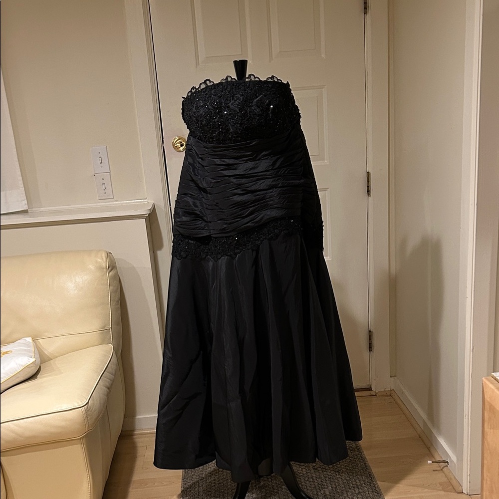 Elegant Strapless Black Dress